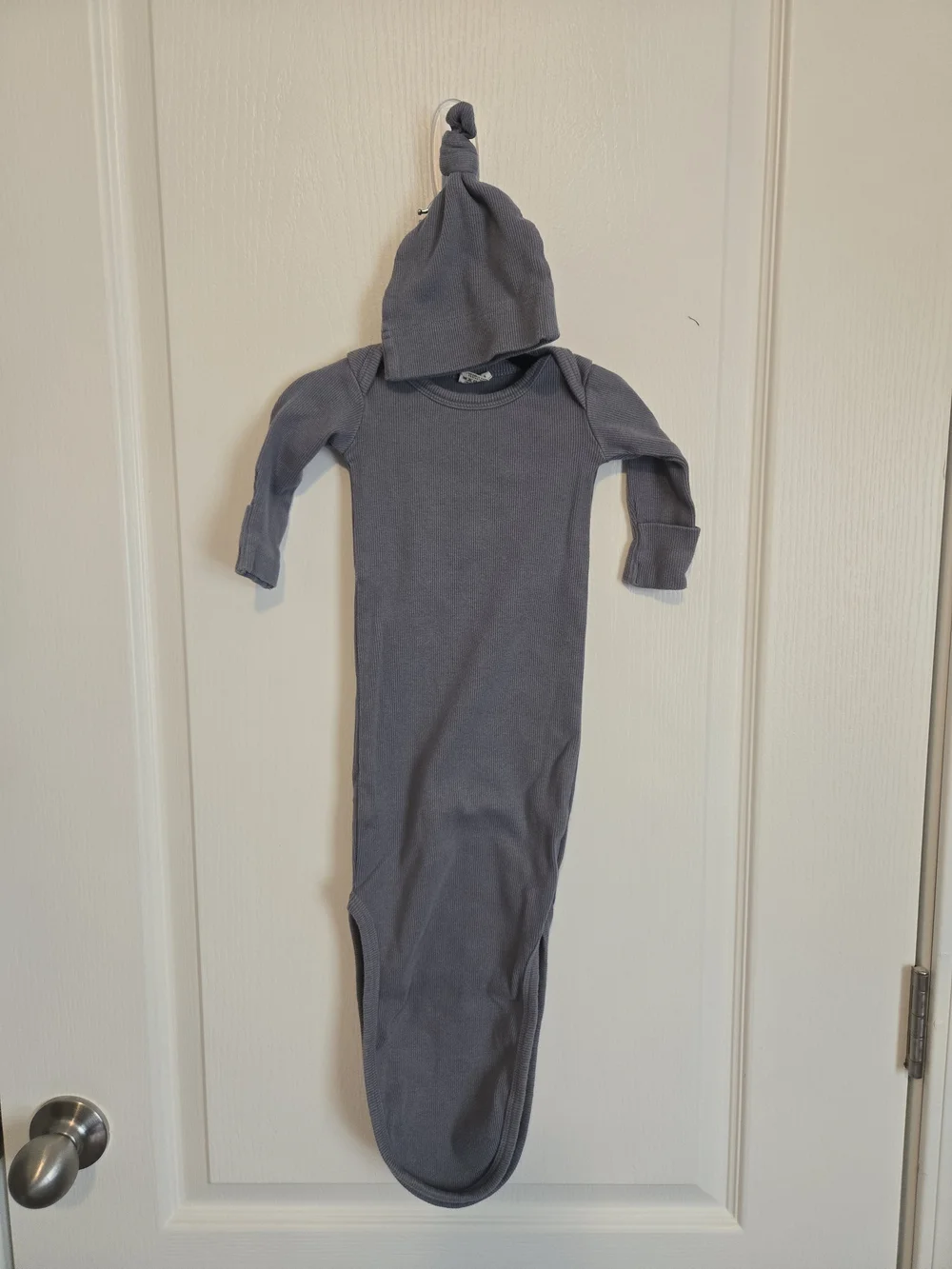 Mushie Knot Hat & Gown Baby Set in Dusty Blue and Light Heather